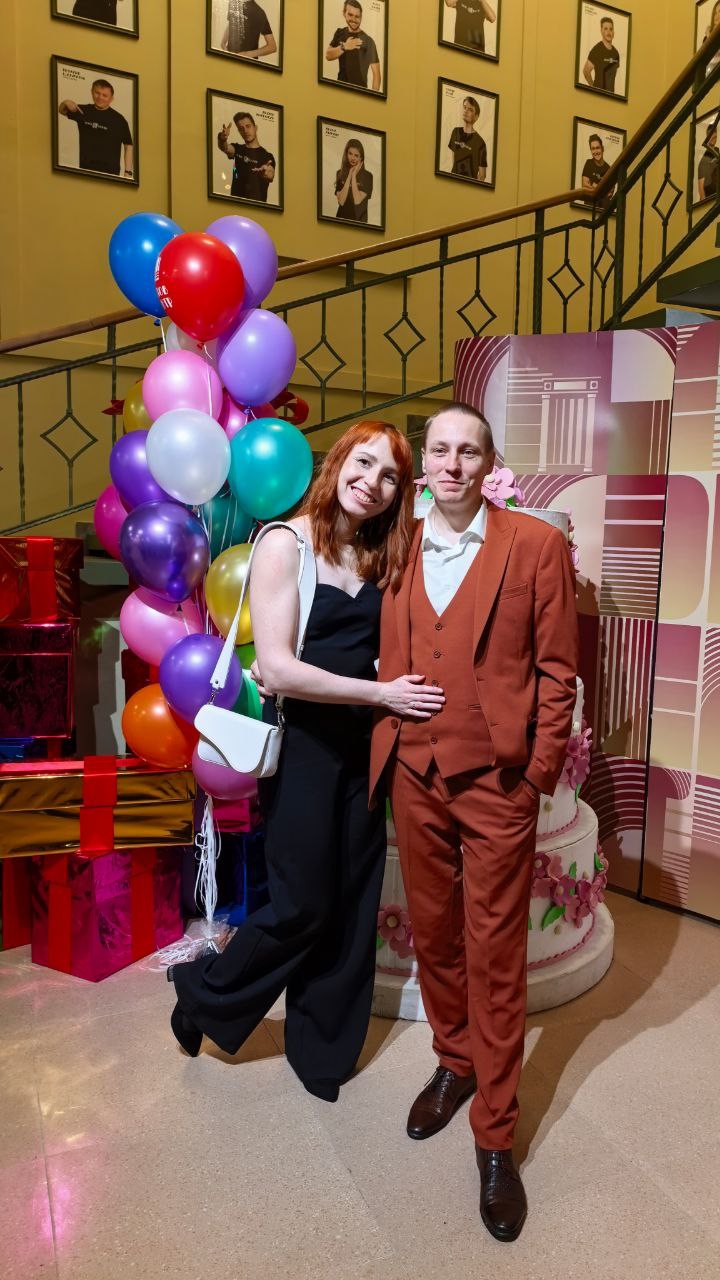 На 95 лет назад перенеслись зрители Чехов центра Здесь масштабно и красиво отметили день рождения драмтеатра на Сахалине За вечер вспомнили разные страницы его истории В том числе время когда сюда мало кто ходил Сейчас в это трудно поверить Ведь большой зал на 630 мест а теперь ещё и Новая сцена почти всегда полный Зрители не пропускают премьер А за билетами на некоторые спектакли идёт настоящая охота Однозначно Чехов центр занял значимое место в жизни многих сахалинцев Поэтому и атмосфера вчера была как на дне рождения друга Неслучайно праздник назвали В центре Южного В сердце каждого В моём тоже С днём рождения любимый театр культурныйпонедельник SakhFox Канал с островным характером