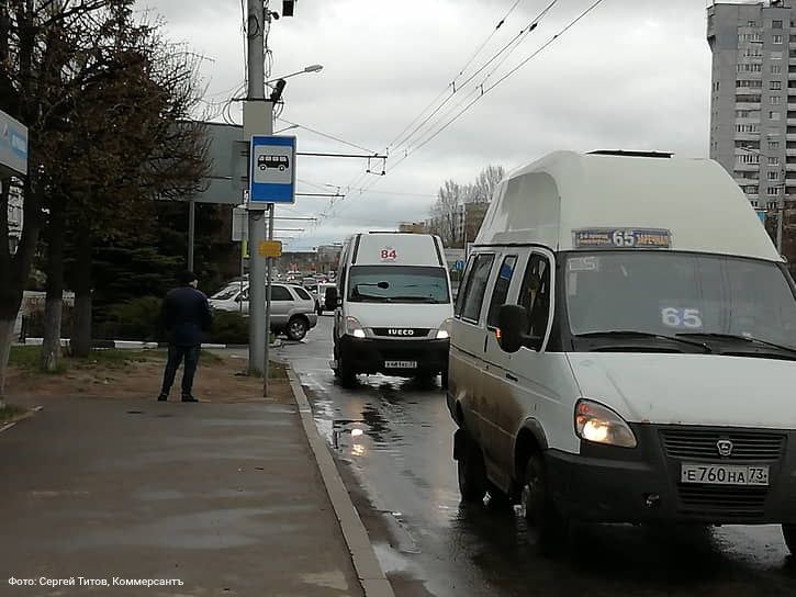 Платные парковки в Саратове заработали как ловушки для автомобилистов В Саратовской областной думе раскритиковали организацию дорожного движения в областном центре Депутаты и общественники признали что система бесплатных и платных парковок работает не так как изначально предполагалось вместо порядка на дорогах появилось еще больше жалоб от автомобилистов и путаницы Дошло до того что возле платных парковок установлены знаки Стоянка запрещена Автомобилисты паркуются и получают штрафы Депутаты поинтересовались у чиновников с какой целью так было сделано В областной прокуратуре призвали власти пересмотреть дорожные знаки на предмет соответствия проекту организации дорожного движения Подробнее в материале Ъ Средняя Волга Хорошие идеи мы превращаем в хаос Все эксклюзивы kommersant64