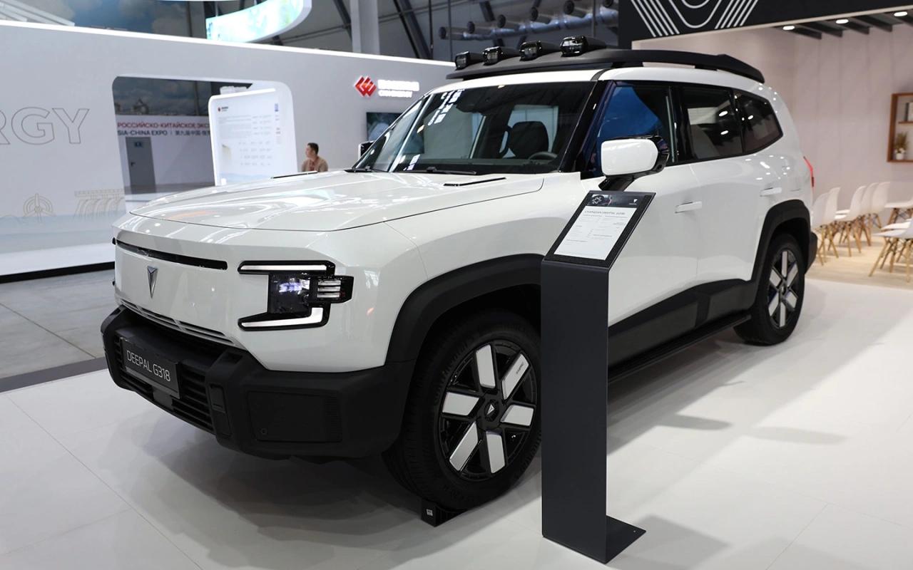 Changan представил в России три новые модели. Они под разными брендами Changan CS75 Plus В новом поколении CS75 Plus изменился внешне, а заодно подрос по всем направлениям: длина увеличена на 60 мм, ширина — на 45 мм, а колесная база — сразу на 90 мм. Подвеска также прошла глубокую перенастройку: инженеры снизили жесткость амортизаторов на 30%, при этом уменьшив продольную раскачку на 20% и боковые крены — на 15%. Покупателям предложат версии с бензиновыми моторами объемами 1,5 и 2,0 л. Старшая модификация оснащается системой полного привода BorgWarner шестого поколения и восьмиступенчатым классическим автоматом Aisin. Avatr 12 Если CS75 Plus делает ставку на практичность, то Avatr 12 демонстрирует амбиции Changan в премиум-сегменте. Пятидверное электрическое гран-купе может похвастаться панорамной стеклянной крышей, переходящей в заднее остекление, и минималистичным интерьером, отделанным натуральными материалами. Габариты у модели немаленькие: длина — 5020 мм, ширина — почти два метра, колесная база — 3020 мм. В основе шасси — пневмоподвеска с адаптивными амортизаторами, обеспечивающими как комфортное движение, так и точную управляемость. Электромобиль оснащается батареей CATL емкостью 94,5 кВт·ч. Максимальный запас хода — до 700 км по методике CLTC. Deepal G318 Deepal G318 — внедорожник с гибридной установкой, где бензиновый мотор выступает исключительно в роли генератора, а за движение отвечают электродвигатели мощностью 430 л.с. и крутящим моментом 575 Н·м. На чистой электротяге G318 способен проехать до 190 км CLTC , а суммарный запас хода превышает 1100 км. Автомобиль располагает усиленным кузовом с сопротивлением кручению 45 000 Н·м/град, пневмоподвеской, штатным фаркопом до 1,6 т и возможностью перевозки груза на крыше массой до 120 кг.