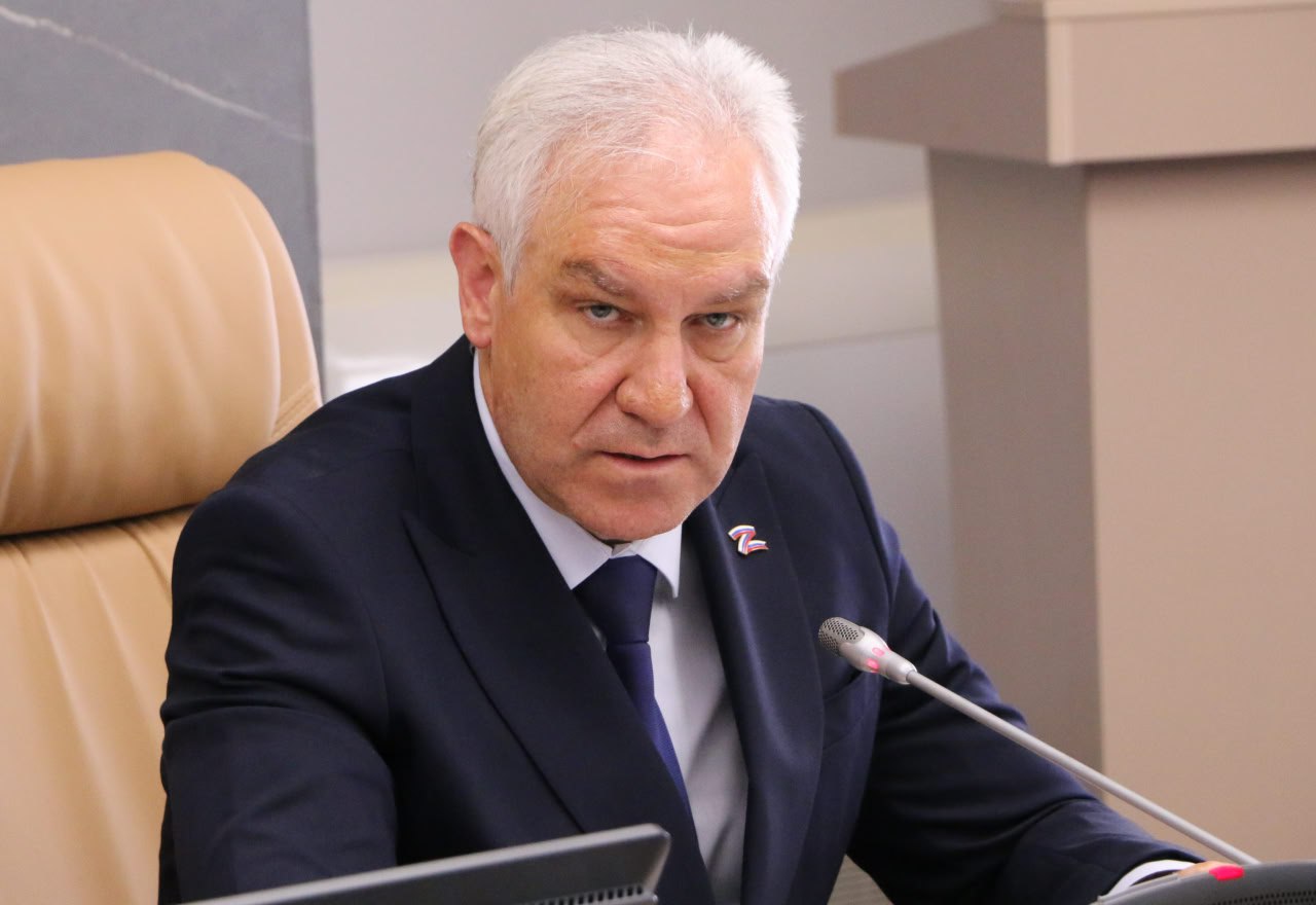 Алексей Антонов обратился в прокуратуру по вопросу приватизации восьми объектов в Саратове и области Председатель Саратовской областной Думы Алексей Антонов направил обращения прокурору Саратовской области руководителю Территориального управления Федерального агентства по управлению государственным имуществом главам трех муниципалитетов Он обратил внимание на необходимость изучить процесс приватизации восьми объектов Это речной вокзал и пригородные кассы ДК Рубин ДК Мир территория бывшего завода Саратоврезинотехника здание Облпотребсоюза в Саратове а также ДК Строитель в Энгельсе и ДК Текстильщик в Балашове Ранее в Саратовской областной Думе в рамках рабочей группы депутатами было принято решение провести анализ того как некоторые социально значимые объекты переходили в частные руки и как потеряли свое первоначальное назначение перестав нести пользу для общества Если в рамках правовой оценки обнаружатся нарушения необходимо принимать меры возвращать имущество государству и людям заявил Антонов