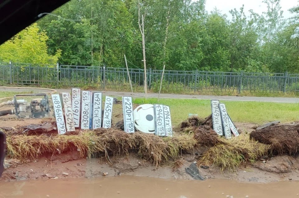В огромной луже на Садовом пермские водители потеряли 12 госномеров Об этом «КП-Пермь» рассказал пермяк Сергей Соколов. Я ехал по своим делам в микрорайоне Садовый около часа дня 22 июня. Потоп на месте еще был. Рабочие помпами пытались откачать его, а рядом на газончике стояли госномера тех автомобилей, которые вчера пытались здесь проехать, — поделился с нами Сергей. — признавайтесь, кто потерял госномера? Подпишись на «КП-Пермь»