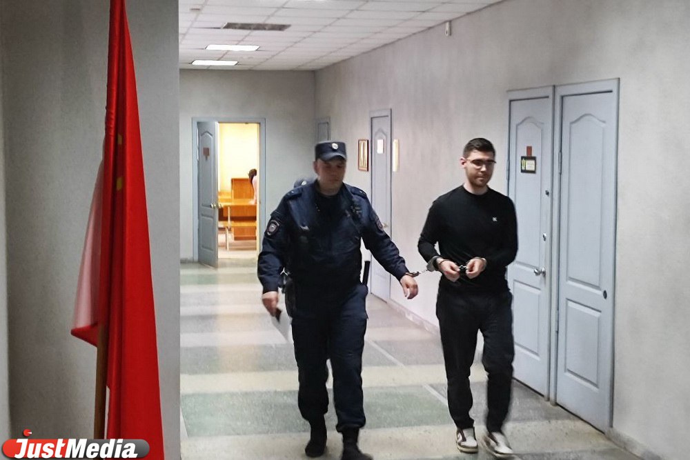 Свердловский областной суд не стал изменять меру пресечения редактору URA.ru Денис Аллаярову. Суд отклонил апелляционную жалобу представителей журналиста. Он останется в СИЗО.