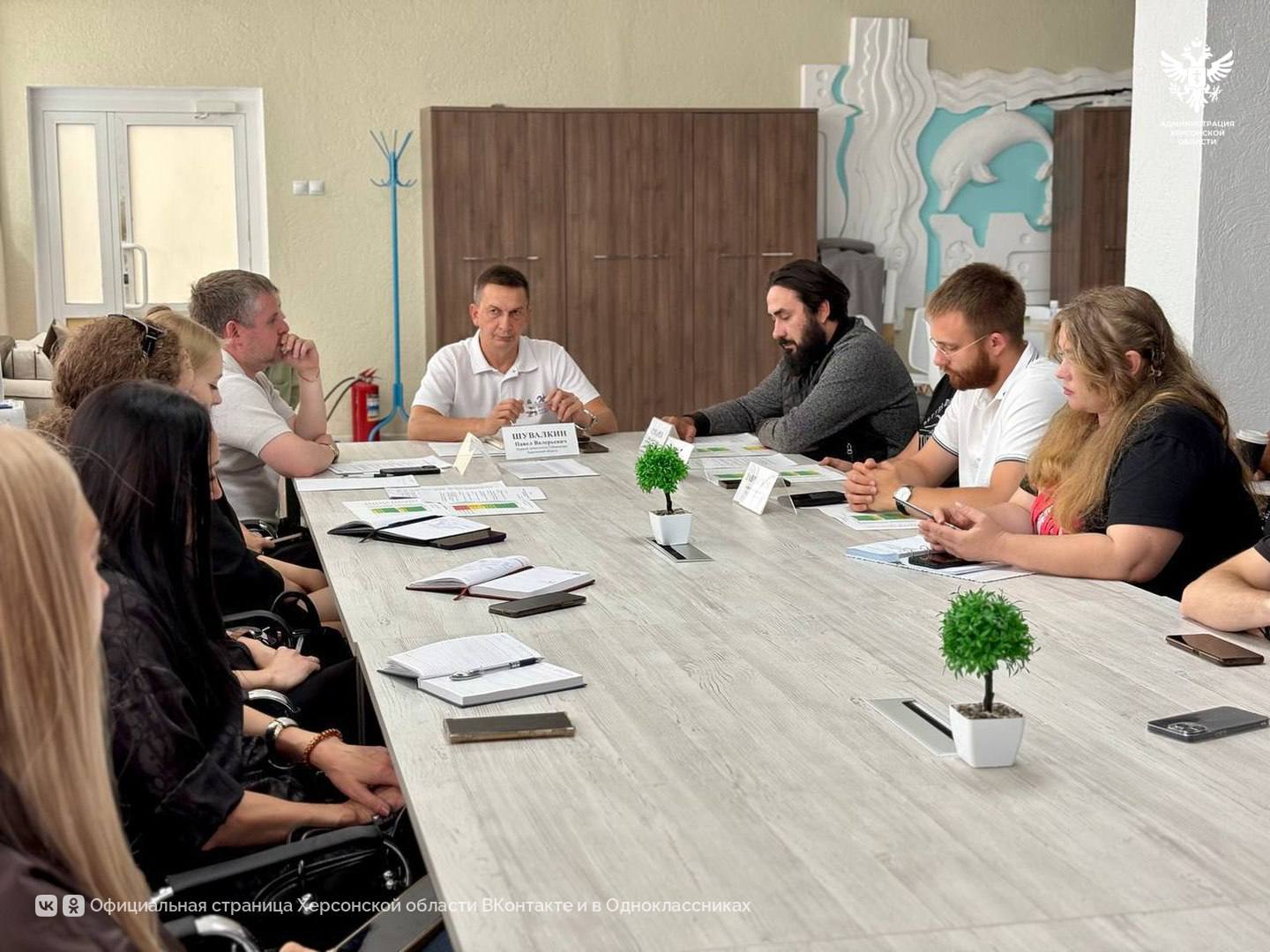 В Херсонской области прошло совещание с пресс-службами муниципалитетов и ведомств региона  Совещание состоялось под председательством первого заместителя губернатора Херсонской области Павла Шувалкина.  В ходе встречи обсудили актуальные вопросы медиапланирования, взаимодействия со средствами массовой информации, а также координацию с управлением информационной политики региона. Отдельное внимание уделили повышению эффективности информационной работы на местах , а также укреплению единого информационного пространства Херсонской области.  «Сегодня, как никогда, важна слаженная и оперативная работа пресс-служб. От качества и достоверности информации зависит доверие наших жителей, а значит — и устойчивость региона. Ваша работа — это не просто тексты и фото, это информационный фронт, на котором вы стоите ежедневно», – подчеркнул первый заместитель губернатора Херсонской области Павел Шувалкин.  По итогам совещания отмечены лучшие пресс-службы региона. В числе лидеров — Министерство молодёжной политики, Министерство спорта, администрации Каховского и Скадовского муниципальных округов.  «Грамотное медиапланирование и выстроенная система взаимодействия со средствами массовой информации — основа эффективной информационной работы. Важно, чтобы каждый пресс-секретарь понимал свою роль в формировании объективной повестки и своевременной реакции на информационные вызовы. Только слаженная и стратегически выверенная работа позволит нам донести до людей правдивую и важную информацию», – отметил начальник управления информационной политики Херсонской области Евгений Брыков.  Сайт   ВК   ОК  #Администрация_Херсонская_область