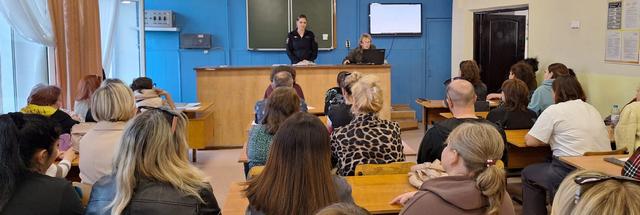В Адыгее вопросы безопасности детей в летний период обсуждаются на родительских собраниях. В образовательных организациях Майкопского района сотрудники Госавтоинспекции провели родительские собрания по профилактике детского дорожно-транспортного травматизма перед началом летних каникул. В первую очередь, полицейские акцентировали внимание взрослых на статистике аварийности с участием несовершеннолетних, а также разъяснили основные их причины. В ходе беседы родителей призвали быть примером для своих детей в соблюдении дорожных правил, а также рекомендовали ежедневно напоминать им о правилах безопасного поведения в транспортной среде. Особое внимание инспекторы уделили на недопустимость управления несовершеннолетними авто- и мототранспортными средствами без водительского удостоверения соответствующей категории. Напомнили родителям об ответственности за передачу указанных средств лицам, не имеющим права управления транспортом. Госавтоинспекторы также рассказали присутствующим об эффективности световозвращающих элементов для пешеходов при использовании их на одежде и рюкзаках во время вечерних прогулок. В завершении мероприятия родителям вручили тематические памятки и настоятельно рекомендовали позаботиться о досуге несовершеннолетних до начала длительных летних каникул. Госавтоинспекция МВД по Республике Адыгея МВД по РА Подписаться Смотрите нас на Rutub