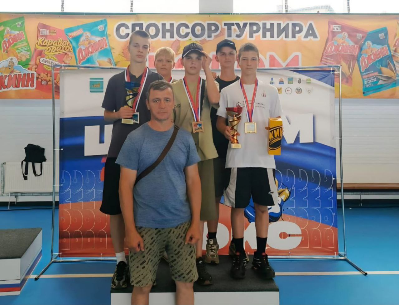 Юные боксёры спортивной школы «Юность» - победители и призёры Всероссийского турнира класса Б «Шолом». Соревнования проходили в Биробиджане с 25 до 29 июня. В копилке команды спортивной школы «Юность» - 4 медали: Стаценко Богдан – золото Лубенский Богдан – серебро Гранин Альберт – серебро Афанасьев Сергей – бронза. Все ребята тренируются под руководством Мастера спорта России Сопова Евгения Витальевича. По информации СШ «Юность»