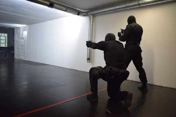 Защитой энергообъектов и профилактикой экстремизма займутся в Новосибирской области На заседании антитеррористической комиссии под руководством губернатора Андрея Травникова утверждены дополнительные меры безопасности для объектов инфраструктуры Особое внимание уделяется топливно энергетическому комплексу для таких объектов ужесточат требования антитеррористической защищённости Параллельно усилят профилактику экстремизма Работа ведётся адресно с молодёжью и мигрантами Основная задача сформировать устойчивость к радикальной пропаганде через укрепление традиционных ценностей Антитеррористическая тематика включена в содержание реализуемых воспитательных культурно просветительских и патриотических мероприятий касающихся работы с молодёжью а также адаптации иностранных граждан сообщили в телеграм канале Антитеррор НСО Om1 Новосибирск в МАХ