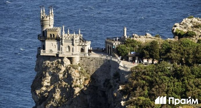 Россияне массово скупают путевки в Крым на Новый год Туристы уже забронировали на 28 больше номеров на новогодние каникулы чем в прошлом году сообщили туроператоры Как изменился турпоток в этом году Почти все крымские туристические компании отмечают рост бронирования номеров в отелях с 31 декабря по 10 января Больше всего туристов из Москвы 40 далее идут Краснодарский край и Ростовская область Средний чек на семью из двух трех человек составляет 64 тысячи рублей за 6 дней В прошлом году на каникулы Крым принял более 200 тысяч туристов Подписывайтесь на ПРАЙМ в MAX