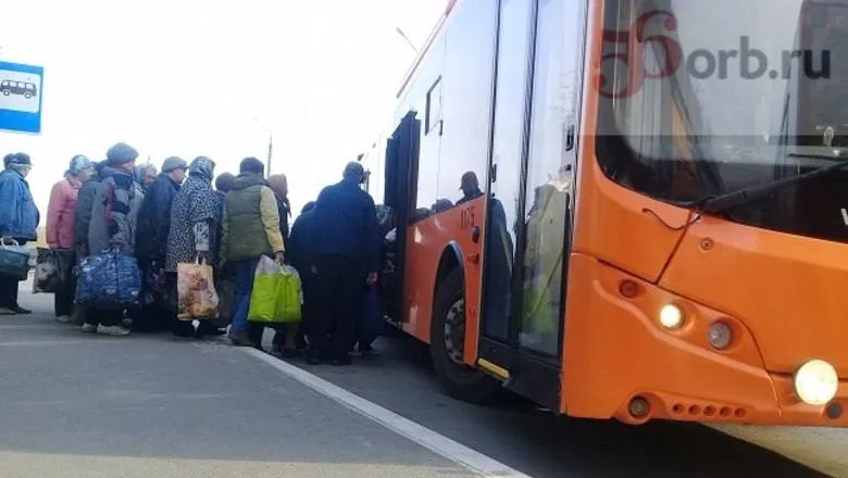 Дачный сезон стартует в Оренбурге Когда к фазендам пустят автобусы По словам мэра облцентра Альберта Юмадилова новый сезон дачных маршрутов стартует с 27 апреля Глава города отметил что на линии выйдут как частные перевозчики так и Лидерком с МКП Все хорошо Осталось только дачные дороги новыми сделать Подписывайтесь на нас в MAX