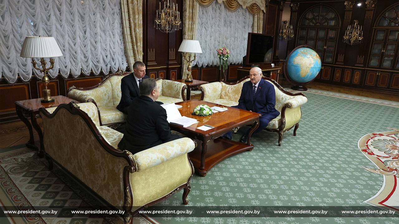 Президент Беларуси Александр Лукашенко 16 февраля встретился с Государственным секретарем Союзного государства Сергеем Глазьевым Сегодня обзор получил в России некоторые говорят что кто то пытается оторвать Беларусь от России Я не стану даже комментировать Скажу только одно нет той силы которая сегодня способна оторвать Беларусь от России и Россию от Беларуси Обстоятельства так сложились что они нас воедино связали наверное на долгие долгие десятилетия и века Хотя в общем то нас не в чем упрекнуть Беларусь мы всегда были ориентированы на Россию Там наше многое если не все Там наши ресурсы там наш рынок если об экономике У нас полное единство в этом плане Да и в политическом отношении Прим сказал Президент