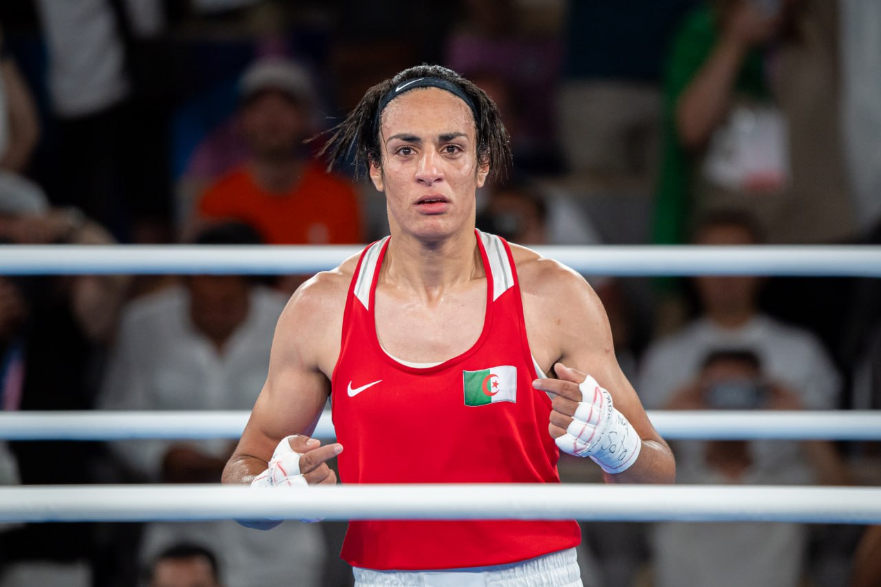 World Boxing введет обязательное тестирование для определения пола спортсменов Нововведение вступит в силу 1 июля. Каждый спортсмен старше 18 лет должен пройти ПЦР‑тест на определение пола. Национальные федерации будут отвечать за тестирование и подтверждать половую принадлежность спортсменов при регистрации на соревнования. Также организация направила письмо Алжирской федерации бокса, согласно которому Иман Хелиф не сможет участвовать в женской категории на Eindhoven Box Cup, который пройдет с 5 по 10 июня, а также в любых других соревнованиях World Boxing до тех пор, пока не пройдет генетическое тестирование на определение пола в соответствии с правилами и процедурами тестирования World Boxing. RvS.Media/Robert Hradil/Getty Images Sport/Getty Images