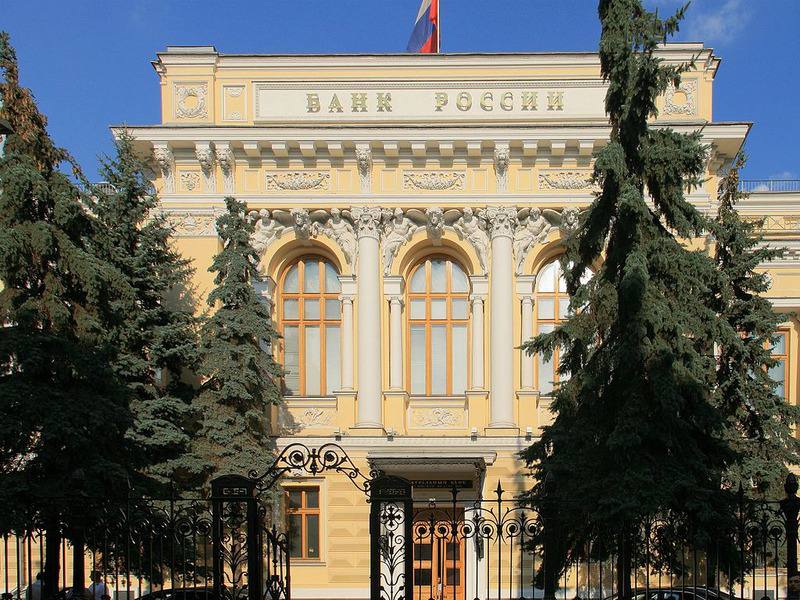 Банк России обновил рекомендации для предпринимателей столкнувшихся с ограничениями операций по счетам в банках Материалы помогут предпринимателям разобраться в причинах таких ограничений а значит быстрее решить проблемы и избежать их в дальнейшем Новая версия рекомендаций учитывает законодательные изменения последнего времени Например раздел по антиотмывочному законодательству 115 ФЗ дополнен информацией о том как можно обжаловать высокий уровень риска присвоенный только платформой Банка России Знай своего клиента Также приводятся рекомендации возможных действий если бизнес столкнулся с ограничениями связанными с кибербезопасностью 161 ФЗ налоговым и таможенным законодательством В материалах дается пошаговая инструкция что следует делать в том или ином случае приложены шаблоны заявлений в Межведомственную комиссию Банка России которая рассматривает обращения в рамках антиотмывочного закона Рекомендации подготовлены при участии Росфинмониторинга Федеральной таможенной службы бизнес объединений и банковского сообщества