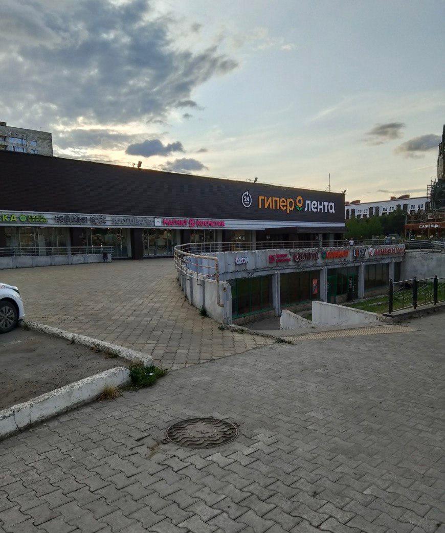 Универсам на Борчанинова ждет реновация Торговый центр купил пермский бизнесмен Дмитрий Вдовин Он планирует провести реконструкцию здания сохранив его торговое назначение Раньше этот объект принадлежал компании Adreco из ОАЭ которая управляет активами бывшего губернатора Пермского края Олега Чиркунова Сумма сделки по оценкам превысила 600 млн рублей Об этом сообщает издание Ъ Прикамье Трехэтажный ТЦ площадью 8 9 тысяч кв метров был построен в 1982 году Основным арендатором является гипермаркет Лента   Подпишись на КП Пермь