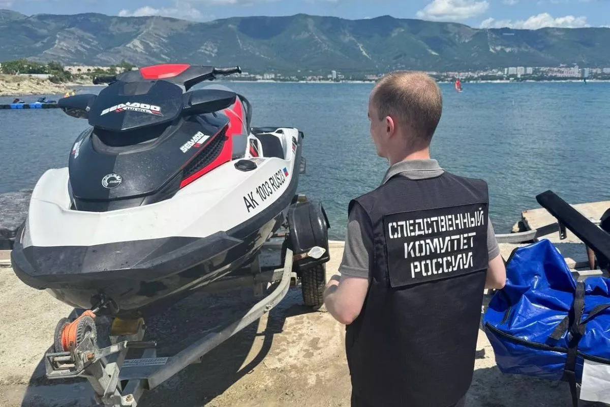 Водитель гидроцикла ответит в суде за пострадавших туристов в Геленджике 15 июля 2025 года у пляжа Улетный берег в Геленджике 35 летний мужчина платно катал людей на водном аттракционе буксируемом гидроциклом Из за высокой скорости и сильных подскоков пассажиры несколько раз ударялись о сиденья и получили травмы Следователи Краснодарского следственного отдела на транспорте закончили расследование дела собрана достаточная доказательственная база Дело направлено в суд Кубанские Новости   Мы в MAX