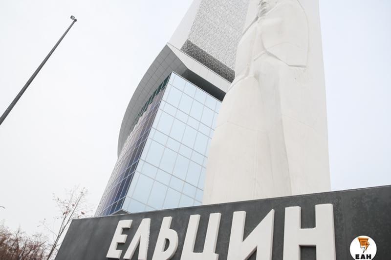 Топ-менеджер Ельцин Центра намерена судиться с журналистами Владимира Соловьева  Первый замдиректора Ельцин Центра Людмила Телень подаст иск в суд против «России 24» и Telegram-канала Уралlive.   Поводом для этого стала публикация фотографии израильского паспорта Людмилы Телень. В ЕЦ также напомнили, что законодательство разрешает россиянам иметь двойное гражданство.
