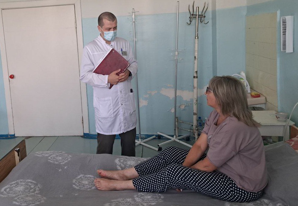 Врачи из Пензенской области продолжают оказывать помощь пациентам Токмакской центральной районной больницы В лечебном учреждении работают невролог и терапевт, командированные в регион по поручению Губернатора Олега Мельниченко. «Мы оказываем помощь в лечении сердечно-сосудистых заболеваний и болезней, связанных с нарушением деятельности нервной системы. В среднем проводится по 20 консультирований в день», - отметили медработники из Пензы. Также врачи оказывают методическую помощь своим коллегам. Командировка пензенцев продолжится до конца июля.