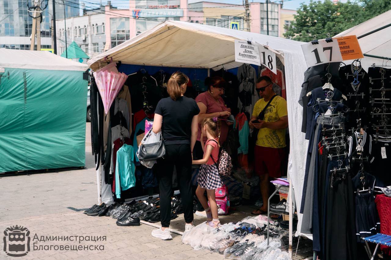 Школьная ярмарка начала работать в Благовещенске. Традиционно она развернулась вблизи торгового центра на улице Красноармейской, 102 и пробудет здесь до 31 августа. Горожане ежедневно с 9 до 18 часов смогут купить на торговых рядах необходимый к учебному году ассортимент, напомнили в администрации города.    Перейти на сайт
