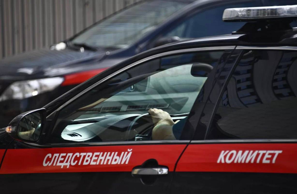 СК возбудил уголовное дело в отношении гендиректора ООО "Креатив". Иван Дмитриев подозревается в злоупотреблении полномочиями при выполнении гособоронзаказа и хищении 650 миллионов рублей. Он арестован. В 2019 году компания заключила контракты на выполнение строительных работ в Хабаровском крае на сумму более 900 миллионов, на Дмитриева возлагались обязанности по контролю за исполнением. В итоге "Креатив" не выполнил работы в полном объеме, а авансом мужчина распорядился по своему усмотрению.