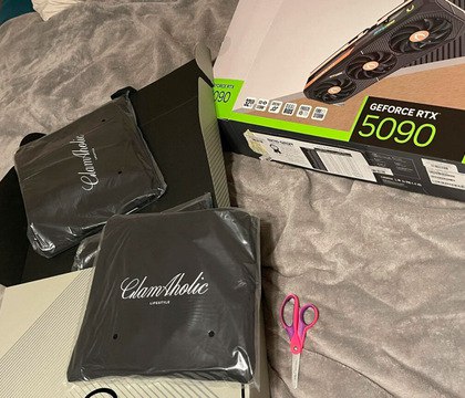 Ритейлер MicroCenter получил целую партию запечатанных коробок ZOTAC RTX 5090 без самих видеокарт Внутри упаковок находились кучи рюкзаков. На сегодняшний день только в одном из магазинов насчитали более 30 коробок без графических процессоров. Накануне пользователь Reddit под ником JamesFerg650 рассказал о покупке видеокарты ZOTAC GeForce RTX 5090. Читать далее