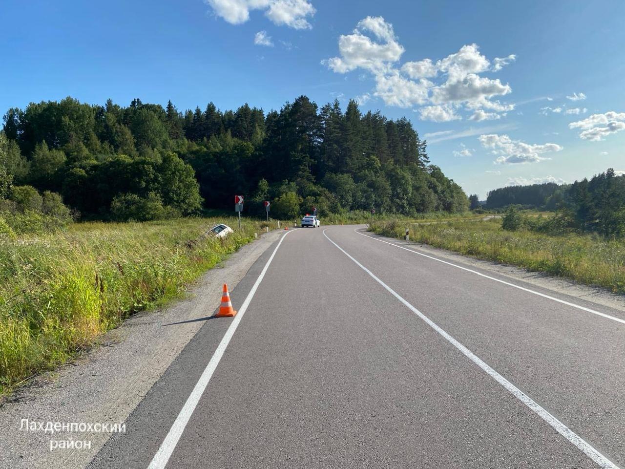 В Карелии в ДТП пострадал маленький ребенок.  6 августа около 15:30 на трассе Ласанен–Куркиеки–Терву Ford Fusion съехал в кювет. В машине ехала семья из Ленинградской области.   Пострадали водитель, пассажирка и 5-летний ребёнок. Ещё двое детей, 8 и 10 лет, не получили травм, сообщили в Госавтоинспекции.  5 5 5  Подписаться   Прислать новость