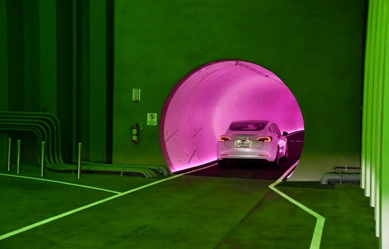 The Boring Company Илона Маска начала тестировать автопилот Tesla в тоннелях под Лас Вегасом Испытания идут уже несколько месяцев Автомобили Tesla действительно едут сами но в салоне обязательно находится водитель наблюдатель Полностью полагаться на систему пока нельзя иногда управление приходится брать вручную Казалось бы тоннели идеальное место для автономного транспорта предсказуемая среда нет пешеходов и других машин Но даже здесь не всё идеально На работу системы влияет яркое освещение и фактура стен из за чего алгоритмы путаются в пространстве www iphones ru iNotes the boring company ilona maska nachala testirovat avtopilot tesla v tonnelyah pod las vegasom новости iphonesru