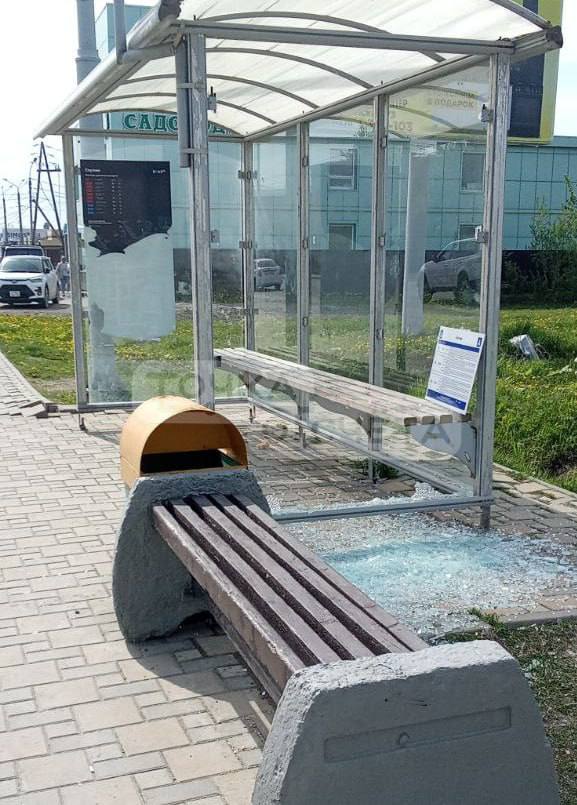 Неизвестные разбили стекло на остановке в Южно-Сахалинске Очередной факт вандализма заметили в областном центре. Очевидец рассказал, что это произошло днем 27 мая на остановке "Спутник" на улице Сахалинской. “Боковая перегородка осыпалась мелкими осколками. Зачем расколотили – неизвестно. Вообще, с нашим населением лучше ставить какие-нибудь антивандальные, чтобы реже ремонтировать”, - поделился мнением информатор. Astv.ru передал информацию в администрацию Южно-Сахалинска. Там сигнал взяли в работу.