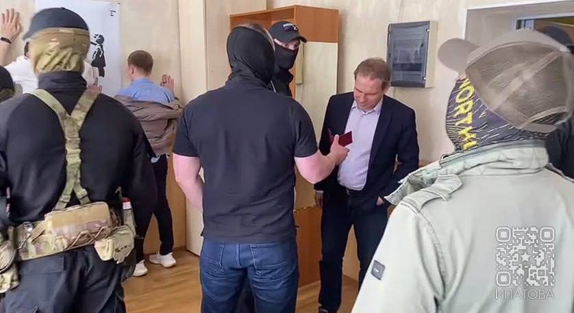 В Екатеринбурге полиция задержала руководителей местного «Яблока» на вечере писем политзаключенным О срыве мероприятия сообщила местная провластная активистка Екатерина Ипатова. По ее словам, «эти сборища давно превратились в рассадник идеологической и моральной гнили». Она заявила, что «бывшего руководителя молодёжного крыла теперь ждёт ответственность за продвижение нетрадиционных отношений». По данным канала «УРАЛLIVE», задержаны 10 человек. В том числе глава свердловского «Яблока» Максим Петлин и зампред «Молодежного Яблока» Ткаченко.