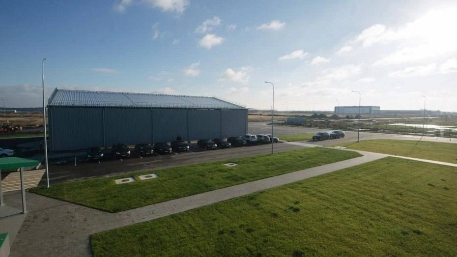 В Воронежской области выбрали десять финалистов конкурса названий для индустриального парка В Воронежской области завершился первый этап конкурса по выбору имени для нового индустриального парка Масловский 2 Из почти 400 предложенных вариантов организаторы отобрали десять наиболее популярных и значимых названий которые теперь вынесены на общественное голосование В список финалистов вошли такие варианты как Черноземье Антей символизирующий связь с землей как главным богатством региона Беспятный в честь корабельного мастера Антона Беспятного ТехноГрад Донской Прогресс Петровские мануфактуры Современный Петровский и Адмиралтейский Голосование проходит на официальных страницах губернатора в социальных сетях и продлится до 1 декабря Подписаться на VRN Град