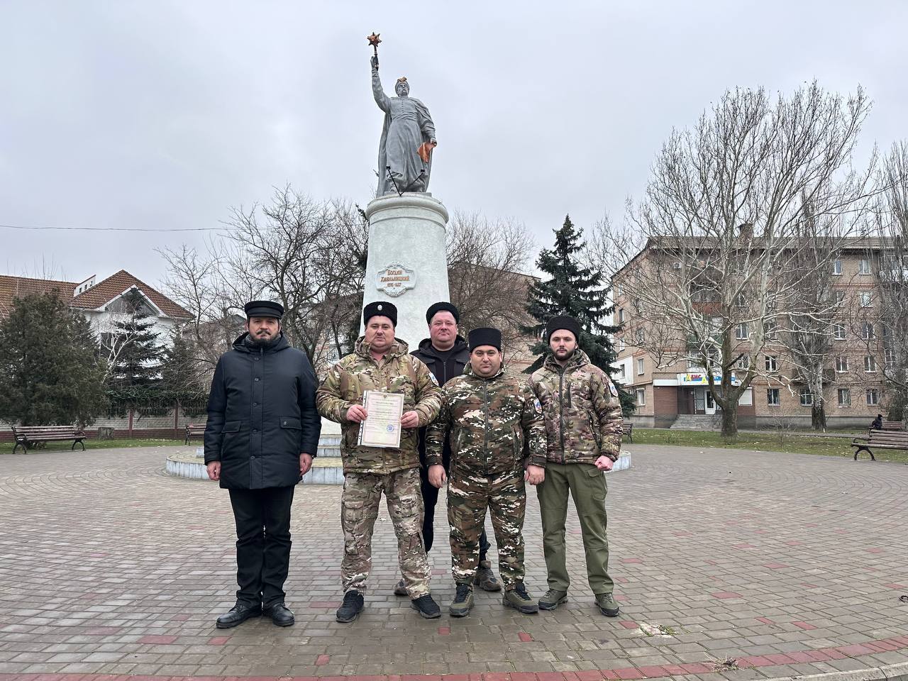 Приазовское хуторское казачье общество первыми в Запорожской области получили документы о регистрации    Казачье общество из Приазовского района официально зарегистрировано на территории Запорожской области. Атаман хуторского казачьего общества - Виктор Пляшка.  Символично, что первая регистрация казачьего общества, прошла 17 января, в канун 371-ой годовщины Переяславской Рады.  Это событие играло большую роль в истории и показало, что Запорожские казаки испокон веков были едины с Россией.  Гордимся, что казачье общество из Приазовского района положило начало развитию Запорожского казачества в целом.