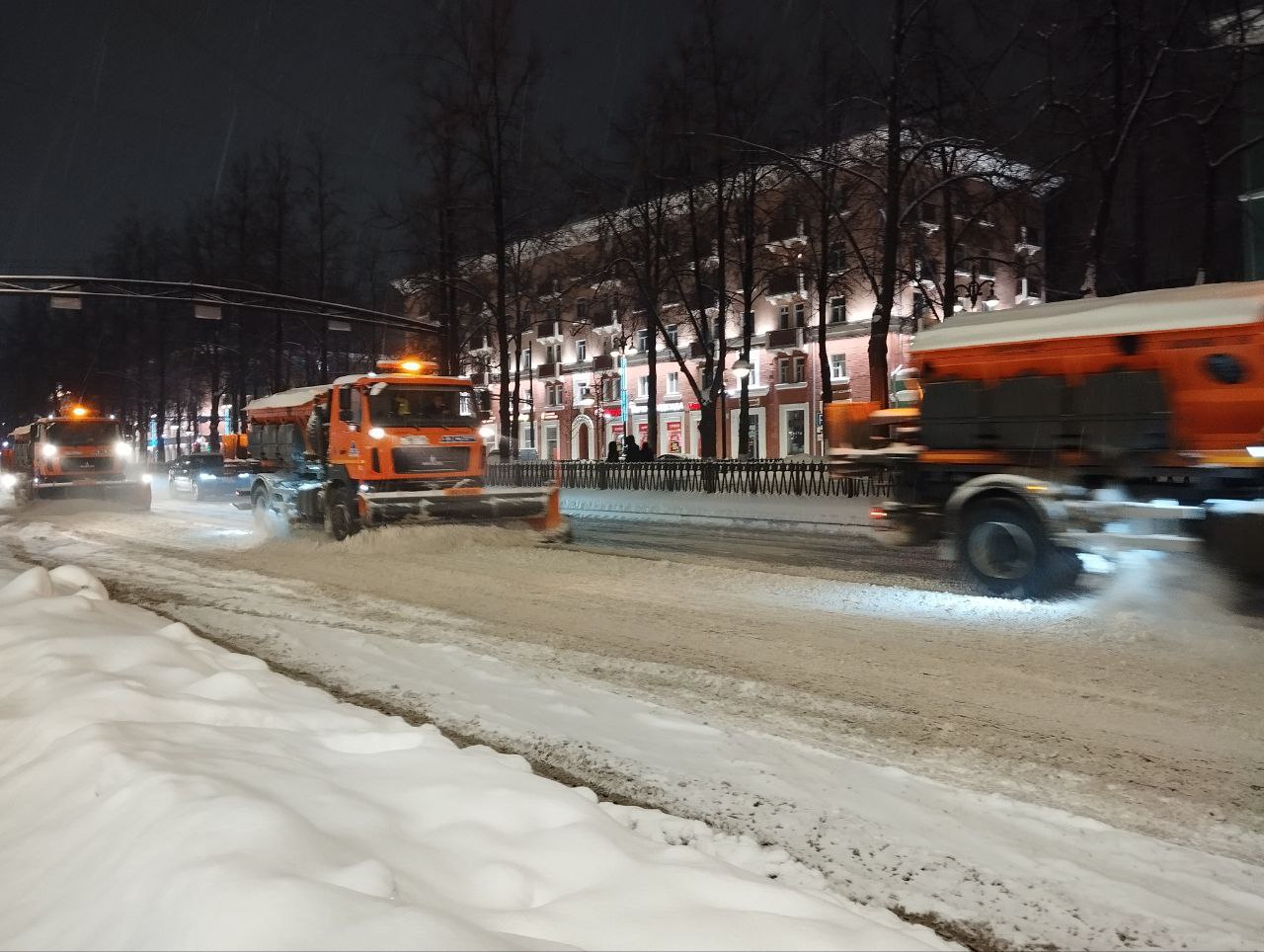 Пермские депутаты предлагают ввести в городе «особый режим».  Рабочая группа пермской гордумы по содержанию дорог доложила о результатах «ревизии» улиц краевого центра с 15 по 22 января. По словам руководителя группы, депутата Владимира Плотникова, депутаты обнаружили «недостатки, связанные с содержанием крыш домов, переходных переходов, тротуаров, вывозом мусора».  «Больше всего замечаний – к содержанию Индустриального района, — сообщил Плотников. — Хотелось бы обратить особое внимание на положение инвалидов, которым зачастую трудно переходить улицы, в частности, из-за гололеда; администрации города следует обратить на это внимание»  Думцы, проводившие участие в проверке, также обратили внимание на некачественную уборку центральных улиц Перми: «В Ленинском районе никогда не было такого, чтобы невозможно было не пройти, ни проехать». Депутаты считают, что «деньги на уборку улиц есть», но чиновникам и коммунальщикам следует работать расторопнее. Депутатская группа предложила мэрии «при особо сложных погодных условиях вводить особый режим и графики работы подрядчиков».  Видимо, в обычном режиме городские власти не в состоянии справится с обильными снегопадами, посетившими Пермь в январе. Впрочем, что такое «особый режим» — не вполне ясно; ведь, как не назови «антиснежную операцию», техники и людей у подрядчиков больше не станет.