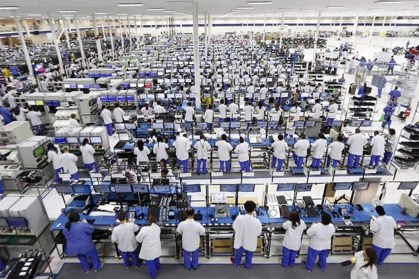 Apple требует партнеров отказаться от людей сборщиков По данным DigiTimes купертиновский техногигант давит на своих партнеров чтобы они активно заменяли людей на сборочных линиях роботами Для Apple это выгодно снизится число утечек и брака можно будет строить заводы в любой части света и не придется решать проблемы связанные с людьми так как сейчас сборщики тех же iPhone в Китае образуют целые города вокруг заводов Однако сделать всё это Apple планирует силами партнеров а тем закупка десятков и сотен тысяч сборочных роботов встанет в серьезную сумму