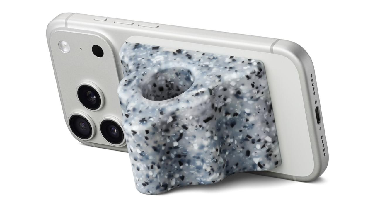 Носков вам было Apple выпустила кусок резины с MagSafe за 70 Вслед за недавними чехлами носками от японского дома моды Issey Miyake компания Apple запустила продажи держателя подставки Hikawa Phone Grip and Stand Это лимитированный аксессуар для iPhone Разработала это чудо дизайнер из Лос Анджелеса Бейли Хикава в честь 40 летия усилий Apple по доступности для людей с ограниченными возможностями Держатель оснащен магнитами для надёжного крепления к любому iPhone с помощью MagSafe Apple заявляет что его можно легко снять и он также может служить подставкой с двумя разными углами обзора как в вертикальном так и в горизонтальном положении Очень полезная вещь за такие деньги В создании грипа приняли непосредственное участие люди с ограниченными возможностями связанными с мышечной силой ловкостью и контролем рук Чехол подставка Hikawa Phone Grip and Stand доступен в двух цветах ярком Chartreuse и тёмном Crater Стоит это чудо техники 69 95 iguides