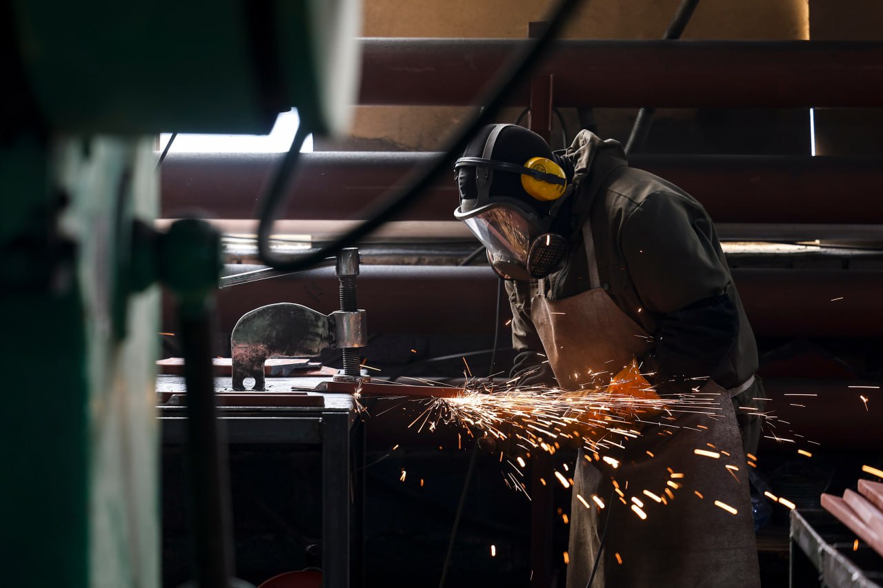 Число номинаций конкурса Лучший по профессии расширено с 20 до 25 В конкурсе профессионального мастерства Лучший по профессии кроме соревнований по 20 основным номинациям будут проводиться состязания по 5 внебюджетным номинациям организацию которых возьмет на себя бизнес сообщество Каждый год оргкомитет конкурса будет выбирать такие номинации на основе предложений от предприятий и компаний Например в 2026 году в конкурсе будут соревноваться газорезчики машинисты пассажирского и грузового движения инспекторы транспортной безопасности и техники протезисты Инициаторы включения этих номинаций будут финансировать региональные и федеральные этапы испытаний Выплаты победителям и призерам будут осуществляться за счет федерального бюджета Размер вознаграждения в каждой из номинаций составляет 1 е место 1 млн рублей 2 е место 500 тыс рублей 3 е место 300 тыс рублей Включение новых номинаций позволит расширить охват востребованных профессий и будет способствовать повышению их престижа подчеркнул Михаил Мишустин  Всероссийский конкурс профессионального мастерства Лучший по профессии в 2025 году проходил в 14 й раз В нем приняли участие представители более 1 тыс компаний из 79 регионов Подписаться на Правительство России в MAX