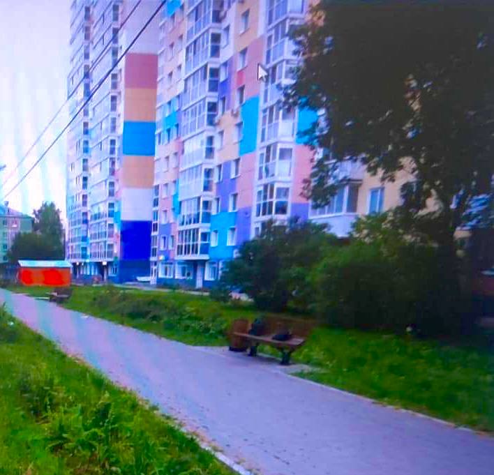 В Перми местный житель обвиняется в убийстве мужчины и покушении на убийство еще одного лица   Следователем следственного отдела по Мотовилихинскому району города Пермь СУ СК России по Пермскому краю жителю Перми предъявлено обвинение в совершении преступлений, предусмотренных ч. 1 ст. 105 УК РФ  убийство  и ч. 3 ст. 30, п. «а» ч. 2 ст. 105 УК РФ  покушение на убийство двух лиц .   Следствием установлено, что в ночное время 27 июля 2025 года у одного из домов по улице Крупской в Перми между ранее незнакомыми мужчинами после распития спиртного произошел конфликт. В ходе ссоры 41-летний обвиняемый нанес 34-летнему мужчине удар ножом в область груди. В результате полученного повреждения потерпевший скончался.   Продолжая преступные действия, обвиняемый нанес ножом удар в область груди 27-летнему молодому человеку. Пострадавший госпитализирован, ему оказывается квалифицированная медицинская помощь.   Следователями фигурант уголовного дела задержан, ему предъявлено обвинение. В суд готовится ходатайство об избрании в отношении обвиняемого меры пресечения в виде заключения под стражу.   Следователем проведен осмотр места происшествия, изъяты предметы и объекты, в том числе орудие преступления-нож, подтверждающие причастность фигуранта, к совершенным преступлениям. Назначены необходимые судебные экспертизы. Допрашиваются свидетели и иные лица, обладающие значимой для следствия информацией. Расследование уголовного дела продолжается.