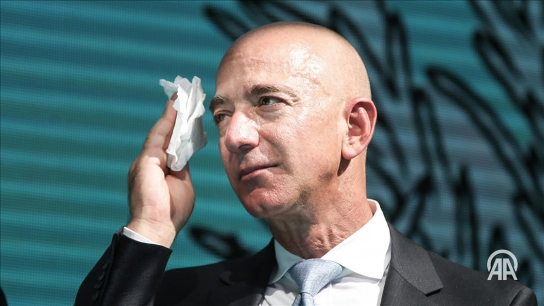 Джефф Безос анонсировал продажу 25 млн акций Amazon на сумму $4,8 млрд Основатель Amazon и миллиардер Джефф Безос сообщил о намерении продать 25 млн акций компании в рамках плана, который завершится 29 мая 2026 года. Компания уведомила об этом Комиссию по ценным бумагам и биржам США англ. The United States Securities and Exchange Commission, SEC - агентство правительства США, является главным органом, осуществляющим функции надзора и регулирования американского рынка ценных бумаг. ↘ Подробнее на нашем сайте: v.aa.com.tr/3555717 24/7 в сутки с Агентством «Анадолу»