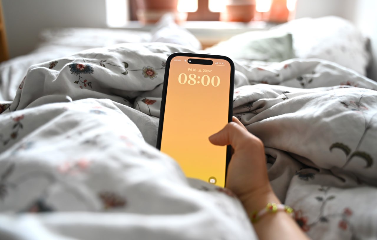 Мошенники разработали новую схему обмана – под прицелом владельцы iPhone Аферисты создают фейковые вакансии на порталах по поиску работы, а дальше просят выполнить тестовое задание в приложении, которого нет в App Store. Дальше людей просят войти в чужой Apple ID, и в этот момент злоумышленники получают доступ к смартфону и блокируют его. За возврат доступа требуют выкуп. Global Look Press/Elisa Schu Подписаться Буст
