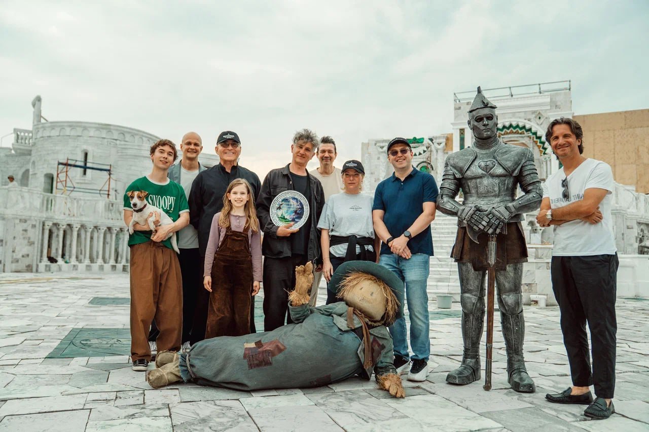 Начались съемки нового «Волшебника Изумрудного города», получившего подзаголовок «Великий и Ужасный». Смотрим первый постер и фото с площадки. В продолжении Элли и ее друзья должны встретиться с Гудвином, основателем и правителем Изумрудного города. Кто сыграет волшебника, пока не уточняют. Режиссером второй части серии, как и первой, выступает Игорь Волошин. Сценаристами нового фильма стали Сергей Козин и Роман Кантор. «Волшебник Изумрудного города. Великий и Ужасный» выйдет в российский прокат 1 января 2027 года. Первую часть цикла, «Волшебник Изумрудного города. Дорога из желтого кирпича», можно посмотреть на Кинопоиске. «Кинопоиск Новости»
