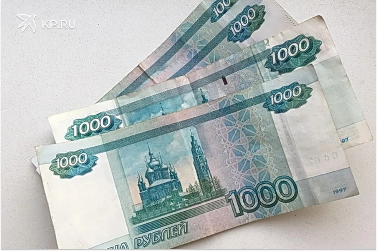 Под Воронежем на 1000 руб оштрафовали водителя перевозившего пассажиров на дверях машины Очевидцы пожаловались автоинспекторам на нарушителя ПДД В воронежских Семилуках18 летний водитель покуролесил с друзьями прокатив их буквально с ветерком и получил штраф В чат бот Госавтоинспекции Bespredelu net36 bot очевидцы прислали видеозапись где из впереди идущей машины пассажиры высовывались окна иномарки Автоинспекторы Семилукского района быстро установили нарушителя ПДД 18 летний молодой человек на Volkswagen Passat со стажем вождения менее 10 месяцев на подъезде к Семилукам перевозил пассажиров вне салона сидели на дверях машины За нарушение правил перевозки людей вне кабины автомобиля молодого водителя оштрафовали на 1000 рублей А также его наказали за неуплату штрафа в установленный срок сообщили в Госавтоинспекции Воронежской области