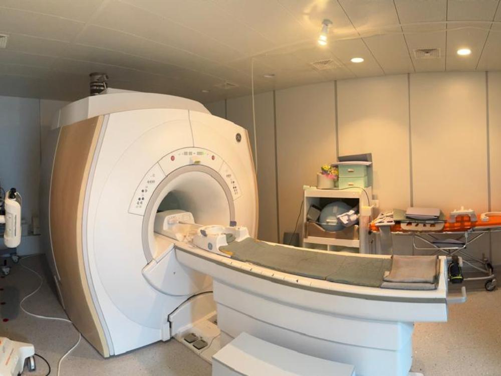 В Архангельске осудили врача Первой горбольницы по вине которой умерла пациентка Октябрьский районный суд вынес приговор по уголовному делу в отношении врача государственного медучреждения которая признана виновной по ч 2 ст 109 УК РФ Причинение смерти по неосторожности вследствие ненадлежащего исполнения лицом своих профессиональных обязанностей Суд установил следующее врач ревматолог Первой горбольницы Архангельска являясь лечащим врачом пациентки 1948 года рождения неправильно выбрала метод диагностики имеющегося у неё заболевания При этом она знала о наличии у женщины электрокардиостимулятора что является безусловным противопоказанием для проведения МРТ однако выдала пациентке направление для прохождения и проведения ей магнитно резонансной томографии правого плечевого сустава не указав каких либо противопоказаний в направлении 26 августа 2024 года пациентка прибыла в организацию для проведения МРТ МРТ Диагностика на Карельской улице там же Доктор Соран где предъявила выданное врачом направление на основании которого работники организации убедившись что в направлении отсутствуют какие либо противопоказания начали проводить исследование сустава В процессе произошёл сбой в работе электрокардиостимулятора и у женщины наступила острая остановка кровообращения с наступлением клинической смерти В этот же день гражданка была экстренно в тяжелом состоянии госпитализирована в больницу где скончалась 29 августа Подсудимая вину в совершении преступления не признала Как сообщает пресс служба прокуратуры Архангельской области и НАО суд с учетом мнения стороны гособвинения назначил врачу наказание в виде полутора лет ограничения свободы с лишением права заниматься врачебной деятельностью на 1 год Фото прокуратура Архангельской области и НАО