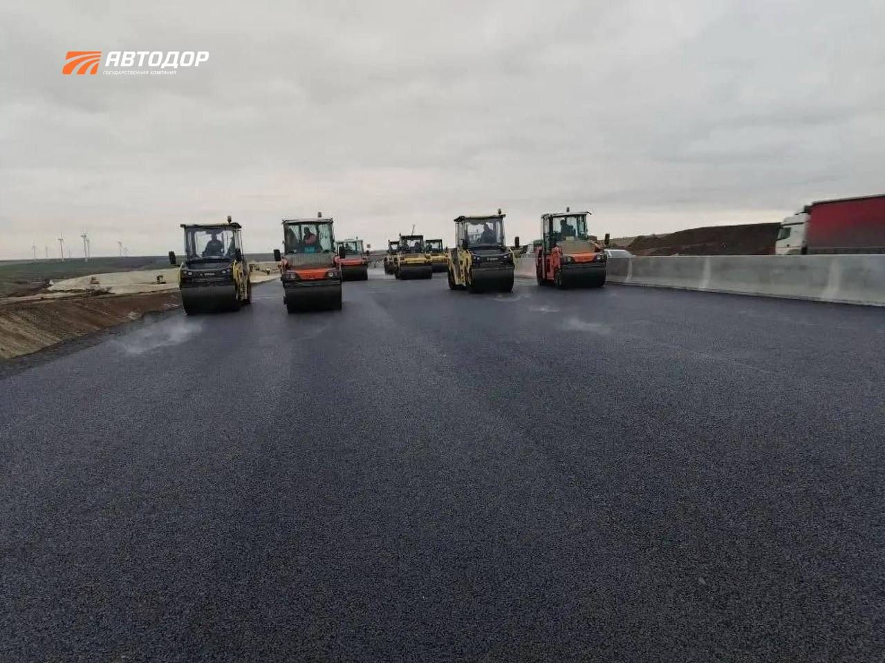 Готовность шести искусственных сооружений на участке реконструкции М 4 Дон в Ростовской области достигла 70 На главной дороге в исторические регионы скоростной трассе М 4 Дон в Ростовской области продолжается реконструкция участка с 933 го по 1024 й км Проект реализуется в рамках комплексного развития дорожной инфраструктуры страны и направлен на повышение надежности и пропускной способности ключевого транспортного коридора на юг На участке реконструкции расположено 20 искусственных сооружений на которых в настоящее время выполняются строительно монтажные работы Их строительная готовность составляет порядка 40 При этом на пяти путепроводах а также на мосту через реку Аюту на 1009 м км работы выполнены уже на 70 Строительно монтажные работы выполняются с учетом высокой интенсивности движения по скоростной магистрали Они организованы так чтобы минимально влиять на транспортный поток и обеспечивать безопасность водителей и пассажиров При реализации этого проекта обновляется вся дорожная инфраструктура необходимая для создания комфортных условий для пользователей дорог Реконструкция позволит повысить не только характеристики дороги но и создать основу для дальнейшего социально экономического развития территорий Трасса М 4 Дон имеет стратегическое значение и входит в состав международного транспортного коридора Север Юг Магистраль связывает центральные регионы России с Черноморским и Азовским побережьями играет важную роль в транспортном обеспечении регионов По этой дороге также осуществляется доставка гуманитарной помощи в приграничные и воссоединенные регионы