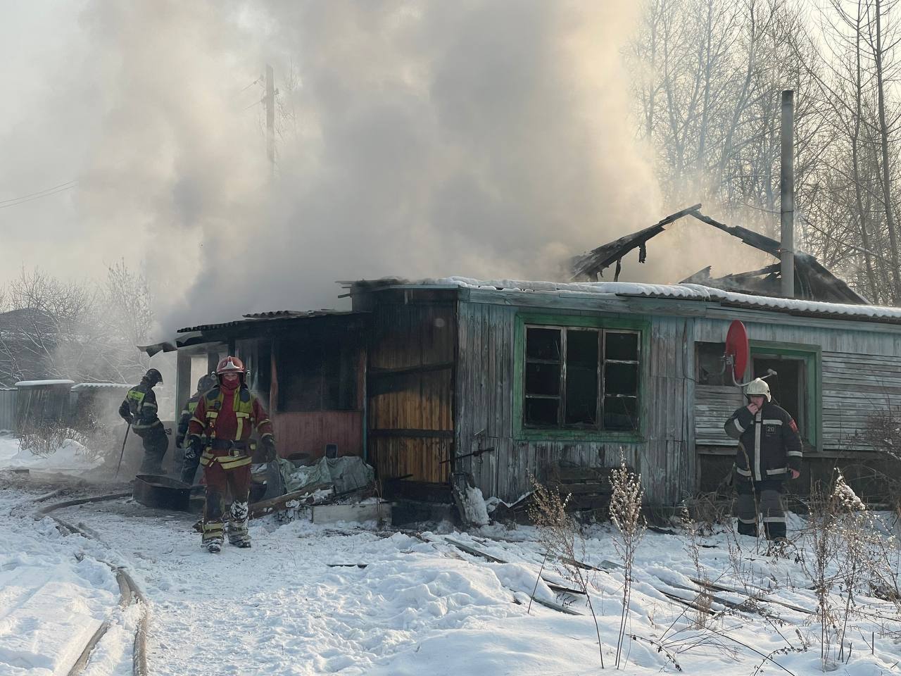 Ребенок инвалид погиб во время пожара в Минусинске Его пыталась спасти мать но пострадала сама О трагедии рассказали в СК МЧС и прокуратуре 12 летний ребенок жил вместе с матерью днем она пошла набрать уголь в это время в доме начался пожар Женщина увидела дым и побежала в дом чтобы спасти сына но из за дыма и огня она не смогла его найти Женщина отравилась угарным газом ее вытащил сосед Мужчина также пострадал По предварительным данным пожар начался из за выпавшего уголька СК возбудил уголовное дело о причинении смерти по неосторожности prmira news