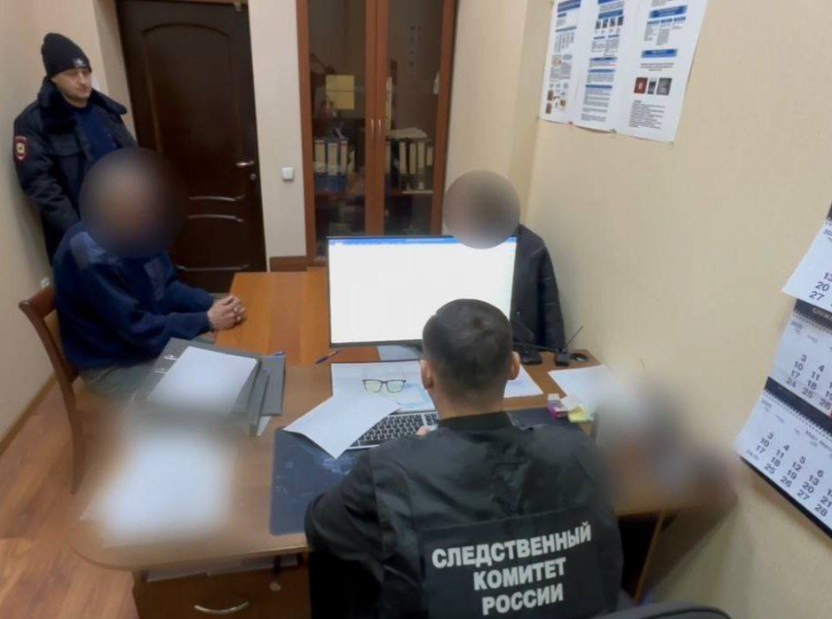 В Ейском районе осудили мужика, который до смерти забил пенсионерку! Всё случилось вечером 26 февраля 2025 года в станице Камышеватской. 54-летний местный житель, изрядно выпив, был в гостях у пенсионерки, у которой он иногда жил. Пожилая женщина сделала ему замечание по поводу его образа жизни, и тут началось.. Мужчина жестоко избил её, нанося удары руками и ногами по голове. Пожилая женщина скончалась на месте. А драчун просто ушёл спать. Суд приговорил его к 9 годам и 6 месяцам колонии строгого режима.