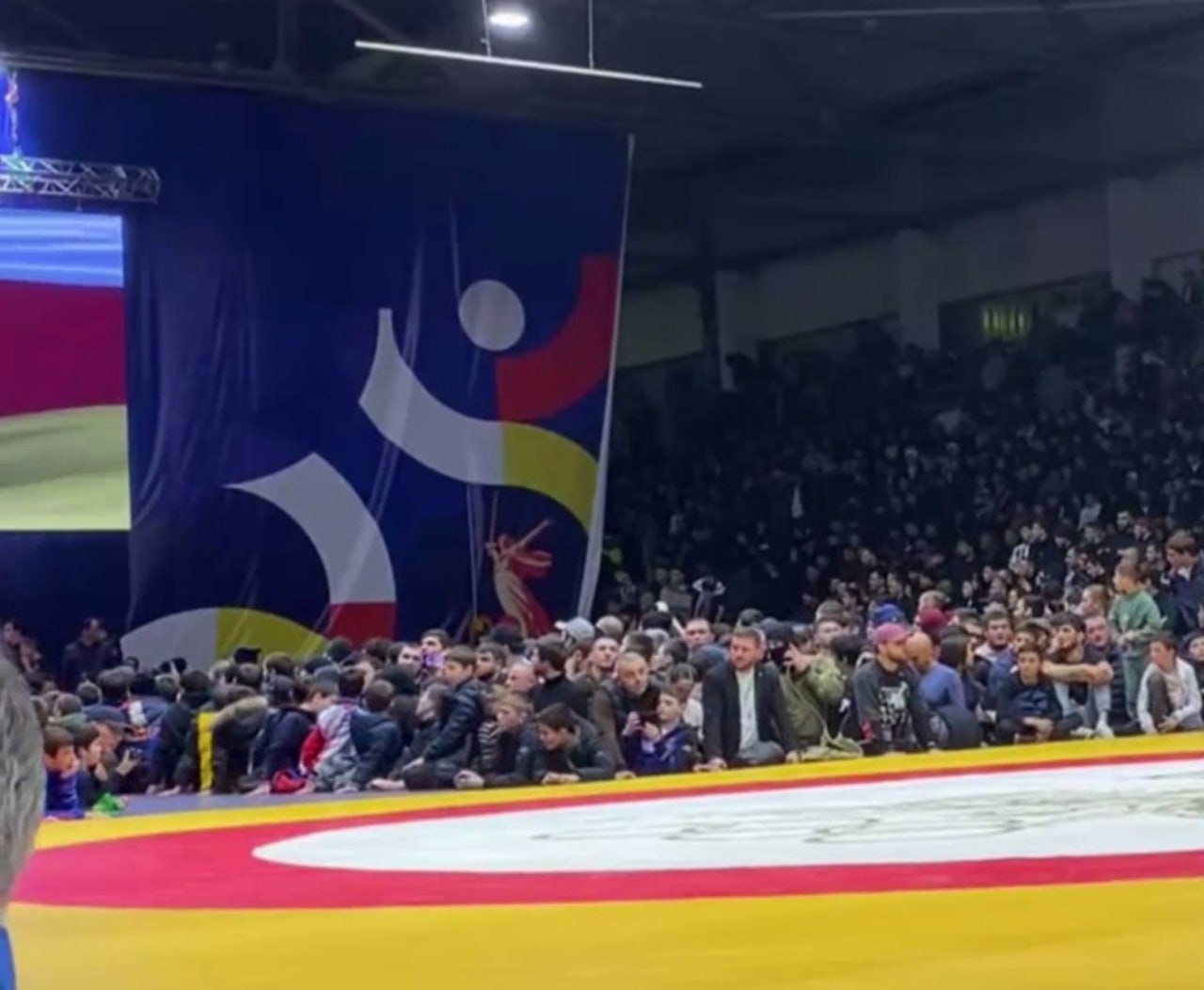 Матчевая встреча Северная Осетия Дагестан во Владикавказе завершилась вничью 5 5 У сборной РСО Алания победы в схватках одерживали борцы вольники Давид Баев весовая категория до 70 кг Заурбек Сидаков до 74 кг Таймураз Салказанов до 79 кг Артур Найфонов 86 кг Инал Гаглоев 125 кг У Дагестана Муса Мехтиханов до 57 кг Заур Угуев до 61 кг Ибрагим Ибрагимов 65 кг Аманула Гаджимагомедов до 91 кг Абдулрашид Садулаев 97 кг Вход на соревнования именитых борцов вольников был бесплатным Манеж во Владикавказе не смог вместить всех желающих Один из участников матчевой встречи Заурбек Сидаков после победы обратился к организаторам с просьбой построить большой зал в Северной Осетии где любят борьбу Нам нужен стадион на 5000 зрителей Неужели наша маленькая родина не заслуживает дворца спорта задался вопросом Сидаков Фото телеграм канал Осетия æ Подписывайтесь на нас во ВКонтакте и в Одноклассниках чтобы быть в курсе самых интересных новостей Кавказа Подписывайтесь на телеграм канал АиФ Северный Кавказ