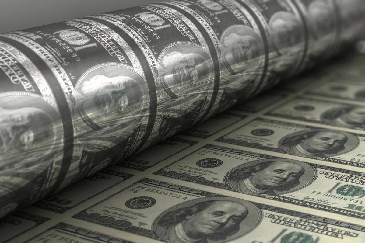 Рекорд внешнего долга: Казахстан должен 170,5 млрд долларов Казахстан установил исторический рекорд по внешнему долгу — по данным Национального банка, на 1 апреля 2025 года его объём достиг 170,5 млрд долларов. С начала года долг вырос на 5,7 млрд, и это самый высокий показатель за всю историю независимости страны. Рост внешней задолженности объясняется операциями платёжного баланса и курсовой переоценкой. При этом 87% долга — это долгосрочные обязательства, что снижает давление на краткосрочные финансы, но делает страну более уязвимой к мировым экономическим колебаниям. Основная нагрузка лежит на частном секторе — на него приходится 138,1 млрд долларов. Государственные долги составляют около 15 млрд, а банковские обязательства — 17,5 млрд. Ключевыми кредиторами Казахстана остаются Нидерланды, Великобритания, США, Китай и Бермудские острова. В 2001 году внешний долг страны был в 13 раз меньше — всего 12,6 млрд долларов. Несмотря на внушительный рост, власти уверяют: финансовая устойчивость Казахстана сохраняется.