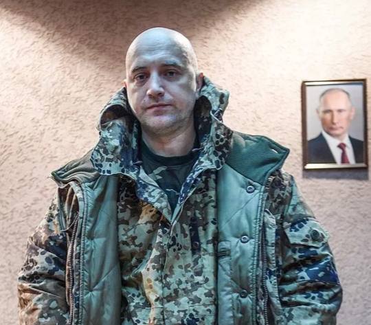 Топ-10 самых упоминаемых в сети российских писателей возглавил Захар Прилепин, активно комментирующий войну и который «остался без яиц» Также в этот список вошли три автора со статусом иноагента – Борис Акунин, Дмитрий Быков и Дмитрий Глуховский. «Глуховский, Быков, Акунин годами издавались в России, были тут публичными фигурами. Их хорошо знают, помнят, они имеют своего читателя, и это не может исчезнуть в один момент после присвоения статуса иноагента», – отметил кандидат политических наук, доцент Государственного академического университета гуманитарных наук Денис Летняков. Но большинство россиян обращают внимание на тех, кого превозносят сами госСМИ, а сейчас туда попадают только те, кто поддерживают войну. Гуд Афтенун Новости