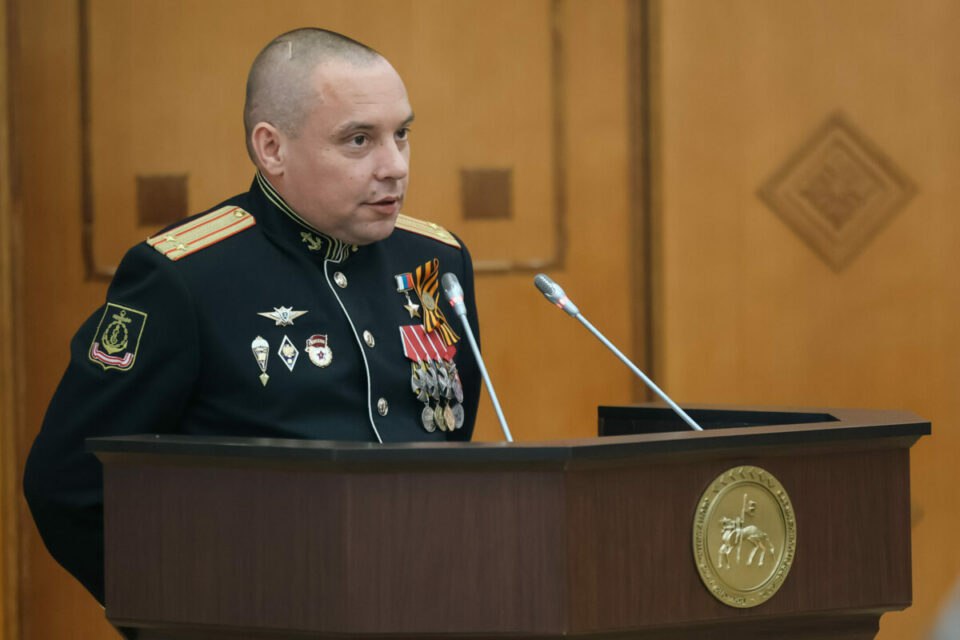 Герой России Дмитрий Куценко: «Страной должна управлять новая элита» Герой России, участник специальной военной операции Дмитрий Куценко высказал мнение о кадровой программе «Якутия – Земля героев». «Верховный главнокомандующий Владимир Путин принял решение, что страной должна управлять новая элита. Это люди, которые прошли СВО и делом доказали преданность своей Родине», – говорит Герой России. В рамках федеральной программы «Время героев», инициированной президентом Владимиром Путиным, и ее регионального продолжения, запущенного главой Якутии Айсеном Николаевым, участники СВО получают возможность профессионального развития. Программа предоставляет бойцам доступ к обучению, трудоустройству и возможность реализовать свой опыт и лидерский потенциал на благо Якутии. Фото: Андрей Сорокин/ЯСИА Все новости #Яестьновость Обсудить