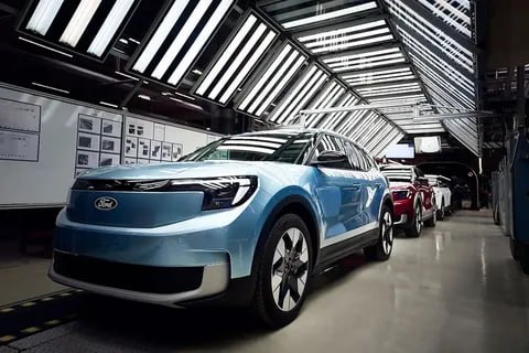 Ford будет использовать технологии и заводы Renault для борьбы с дешевыми китайскими электромобилями в Европе F В рамках партнерства на севере Франции будут выпускаться малолитражные электромобили Ford которые поступят в европейские автосалоны в 2028 году Также будут совместно разработаны фургоны под брендами Renault и Ford для Европы jkinvest news jkinvest