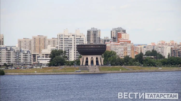 В Казани ожидается аномально высокое атмосферное давление С завтрашнего дня в Казани прогнозируется резкий рост атмосферного давления до 777 миллиметров ртутного столба что значительно превышает средние показатели для конца сентября Метеозависимые жители могут ощутить ухудшение самочувствия включая головные боли общую слабость и нехватку воздуха Врачи особенно предупреждают людей с сердечно сосудистыми заболеваниями гипертонией и хроническими заболеваниями дыхательной системы о возможных обострениях Медики рекомендуют в этот период больше отдыхать избегать физических нагрузок и стрессов проветривать помещения пить достаточное количество жидкости и проводить больше времени на свежем воздухе Подписаться Сообщить новость Вести Татарстан в MAX