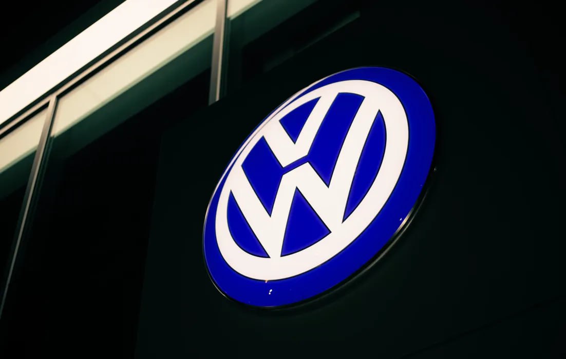 Volkswagen добровольно покинут более 20 тысяч сотрудников В Германии более 20 тысяч сотрудников группы Volkswagen AG согласились на досрочное расторжение рабочих контрактов в ближайшие четыре года. Об этом пишет Bild. Отмечается, что сокращение штата пройдёт в рамках плана по снижению численности сотрудников примерно на 35 тысяч к 2030 году.