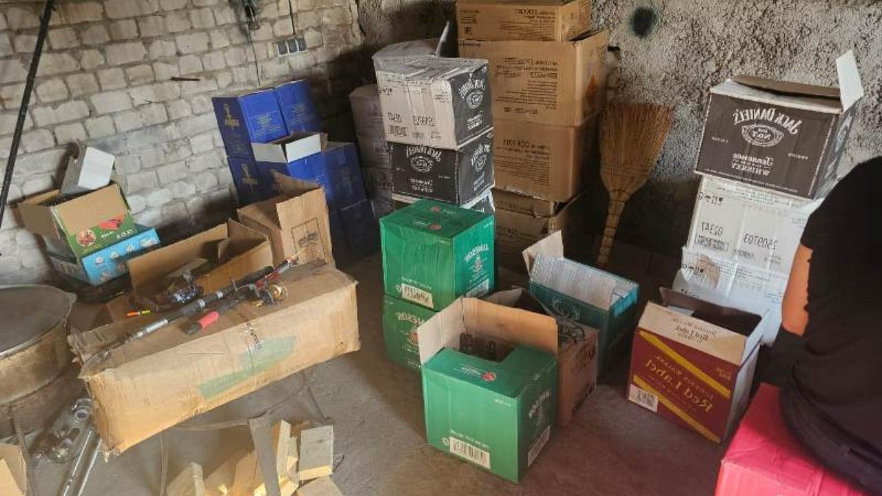 Владикавказские полицейские пресекли деятельность продавцов нелегального спиртного Злоумышленники, два жителя Пригородного района РСО – Алания, 1985 и 1990 г.р., продавали нелегальное спиртное через торговую точку во Владикавказе. Это было задокументировано в ходе оперативного эксперимента. В течение месяца полицейские фиксировали факты сбыта горячительных напитков без предусмотренных законодательством акцизов. При санкционированном обследовании вышеупомянутого магазина стражами правопорядка была обнаружена и изъята немаркированная спиртосодержащая продукция. Кроме того, в одном из нежилых помещений на территории посёлка Спутник оперативники нашли крупный складской запас алкоголя также без федеральных акцизных марок. Общая стоимость изъятой в ходе оперативных мероприятий партии нелегального товара составила 900 тысяч рублей. Возбуждены уголовные дела по ч. 5 и п. «а» ч. 6 ст. 171.1 УК РФ. фигурантам избрана мера пресечения в виде подписки о невыезде и надлежащем поведении. Расследование продолжается.