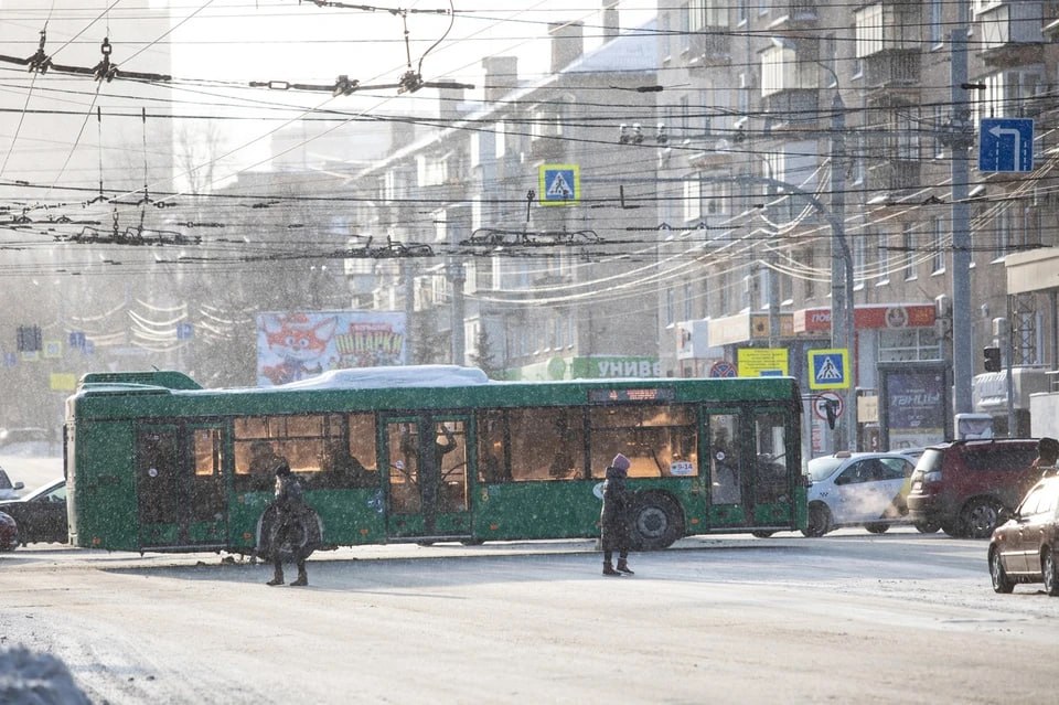 Съехал на обочину и застрял: в Челябинске автобус забуксовал в сугробе  В Челябинске автобус №58 в утренний час пик сошел с маршрута. Он остановился на улице Профессора Благих. По предположениям очевидцев, водитель неудачно пытался обогнуть пробку. В Госавтоинспекции Челябинска рассказали, что 41-летний водитель «Волгабаса» съехал на обочину. После этого автобус прочно увяз в сугробе.  — В результате происшествия пострадавших нет, автобус получил механические повреждения, — уточнили в ГАИ.  Водителя привлекли к ответственности за невыполнение требований подать сигнал перед маневром, нарушение правил расположения транспорта на проезжей части, а также за управление автобусом с нечитаемыми номерными знаками. На транспортное предприятие отправили представлены об устранении причин, которые спровоцировали нарушения.